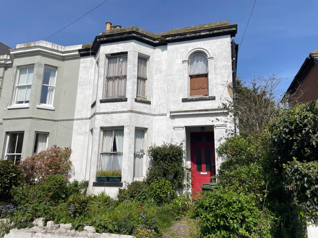 Lot: 131 - FOUR-BEDROOM HOUSE FOR REFURBISHMENT AND IMPROVEMENT - Front of building